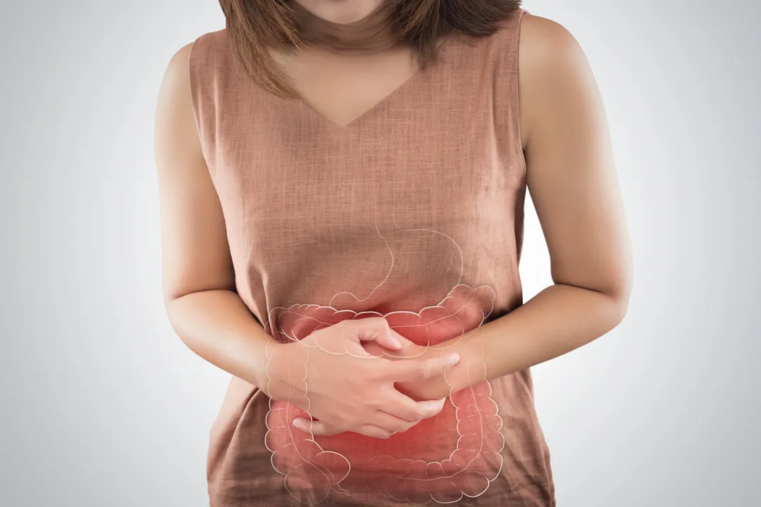 Especialista explica os principais sintomas e cuidados de prevenção contra o câncer de intestino.