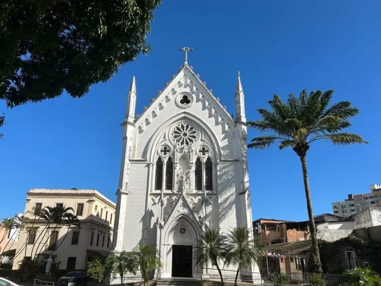 Capela Sagrada Família fica nas proximidades da rádio Excelsior, no bairro do Garcia