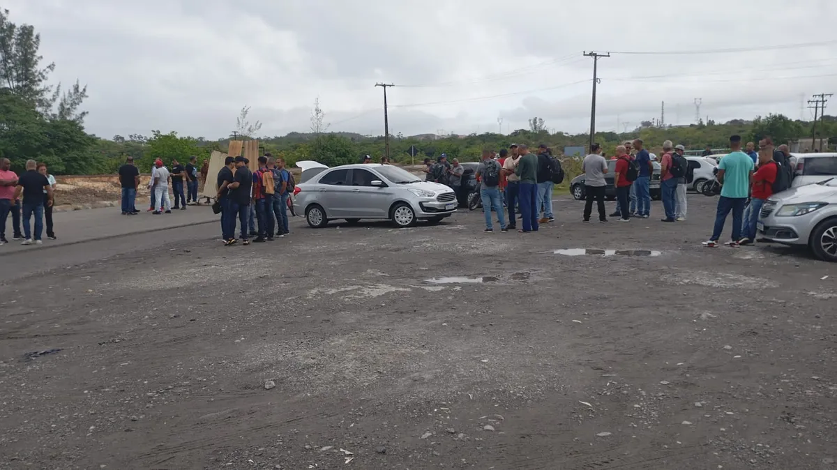 Trabalhadores da Caraíba Metais realizaram protesto na manhã desta quarta-feira, 21