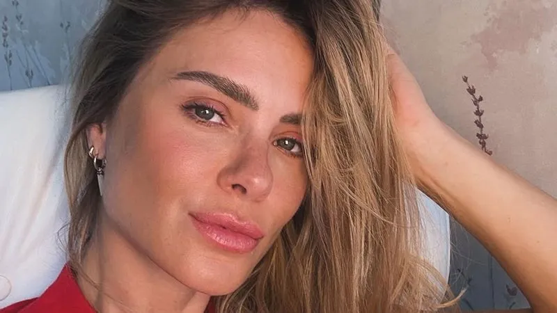 Carolina Dieckmann publica foto de topless ao lado de Angélica