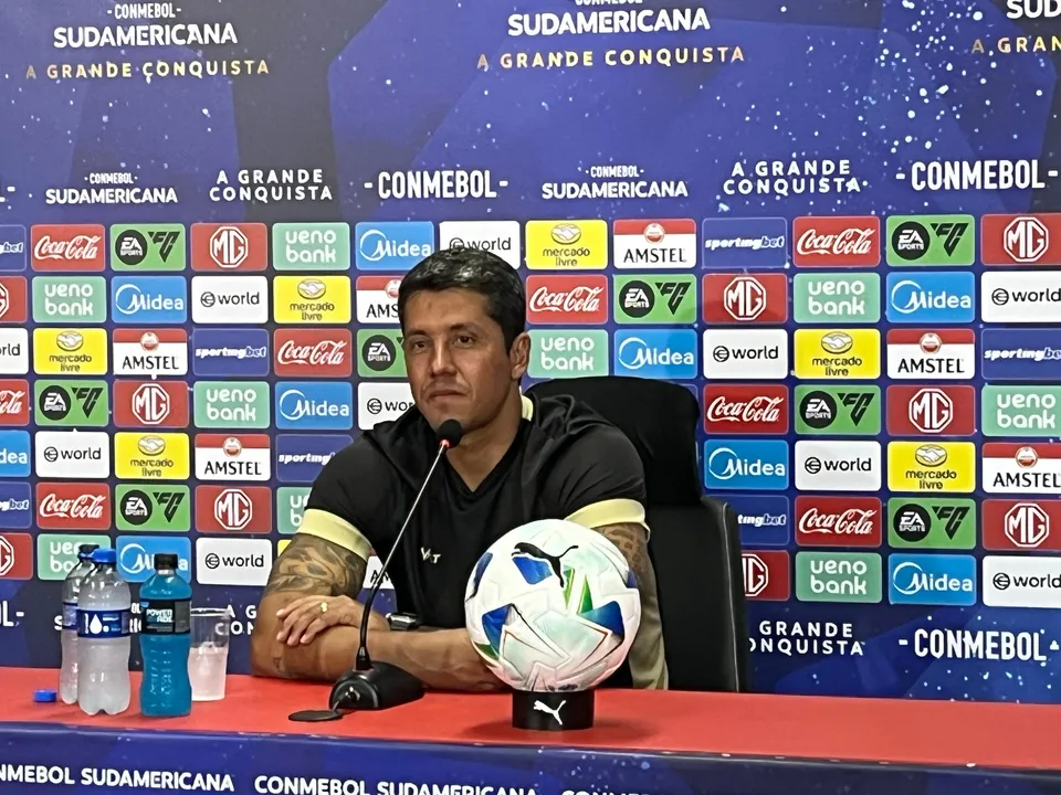 Técnico Thiago |Carpini em entrevista coletiva no Barradão