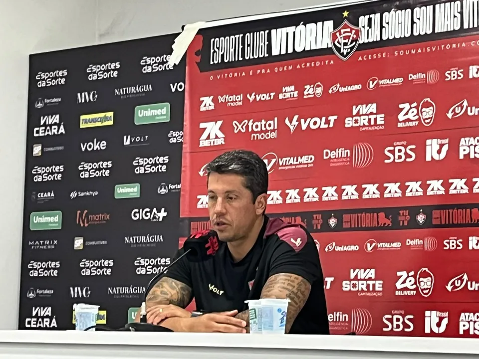 Thiago Carpini durante coletiva na sala de conferências do Estádio Presidente Vargas