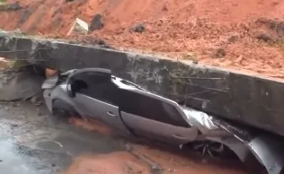 Carro esmagado em Simões filho