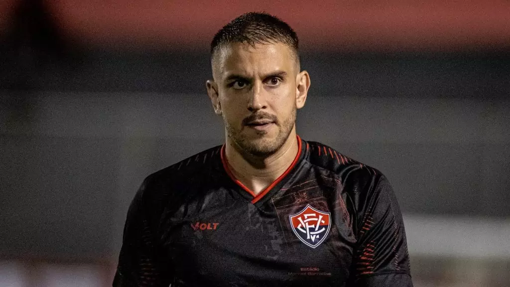 Imagem ilustrativa da imagem Caso Bruno Uvini: Vitória se pronuncia após zagueiro deixar o clube