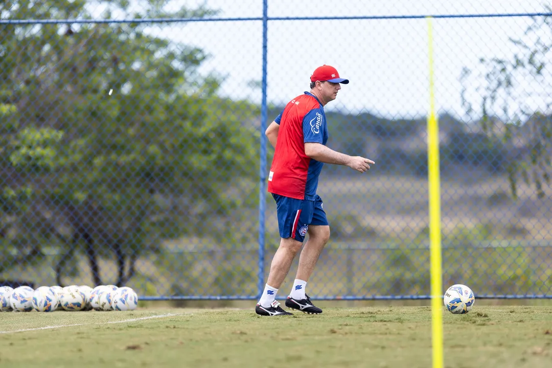 Rogério Ceni comandando o treino do Bahia nesta quinta-feira, 20