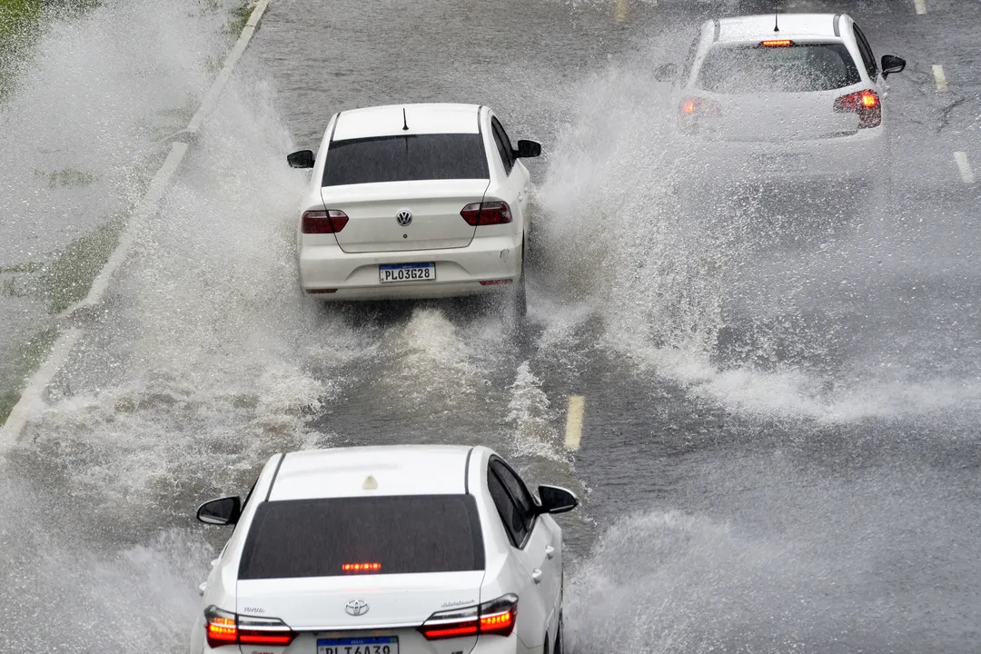 Carros submersos em enchentes urbanas