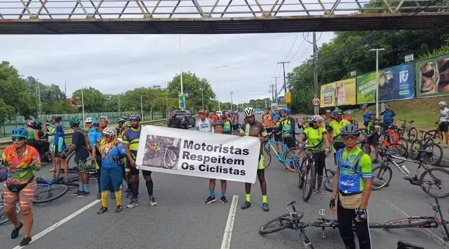 Manifestação reuniu diversos ciclistas enlutados