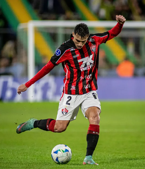 Imagem ilustrativa da imagem Claudinho ressalta momento individual no Vitória: "Aprimorado mais"