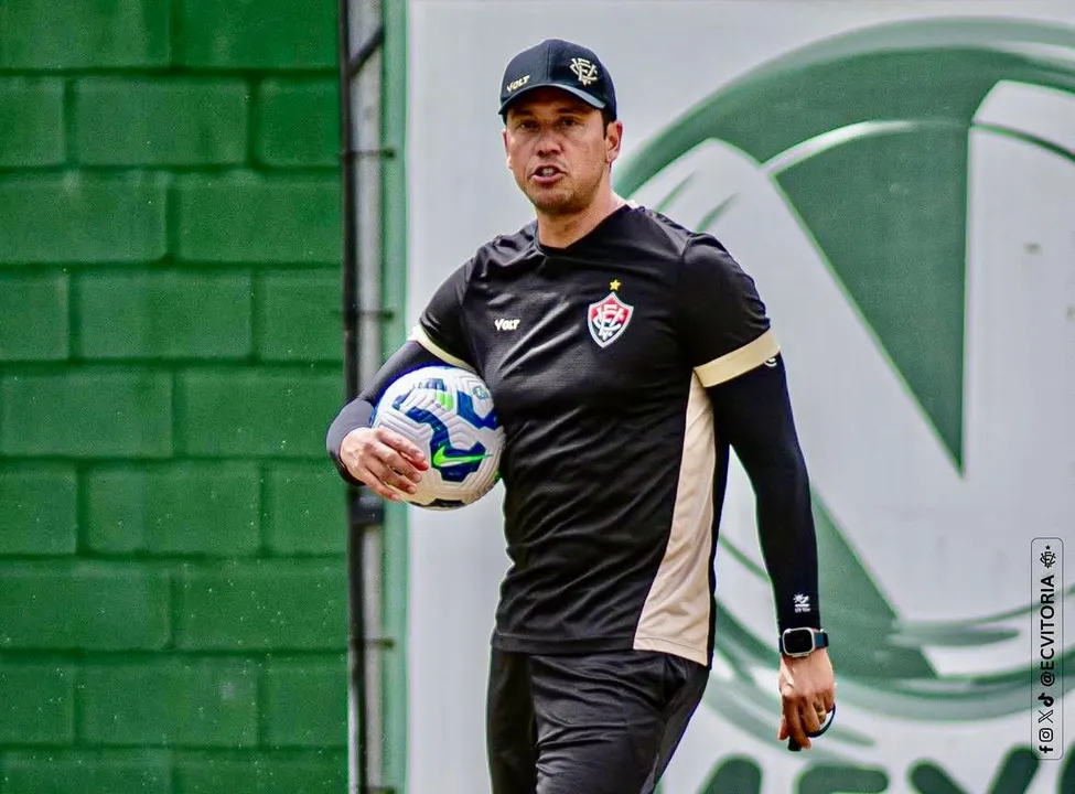 Técnico Thiago Carpini comanda treino final do Vitória para o Ba-Vi