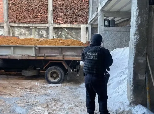 Na ação, um caçambeiro e um comerciante foram presos em flagrante