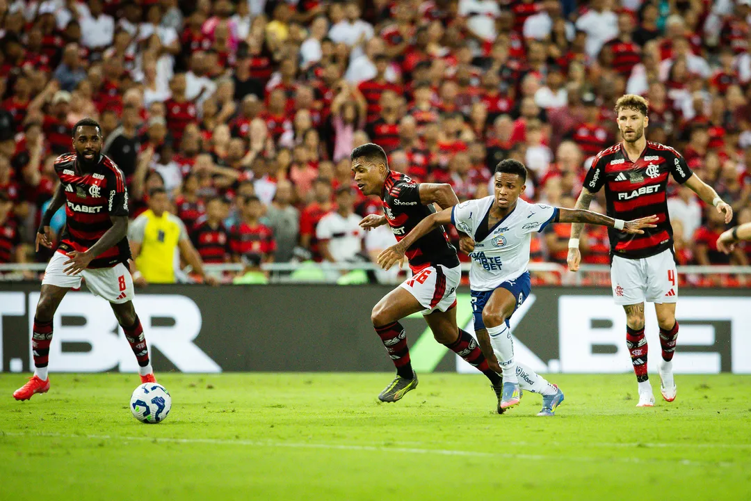 Arbitragem teve auxílio decisivo do VAR em pelo menos três lances do jogo