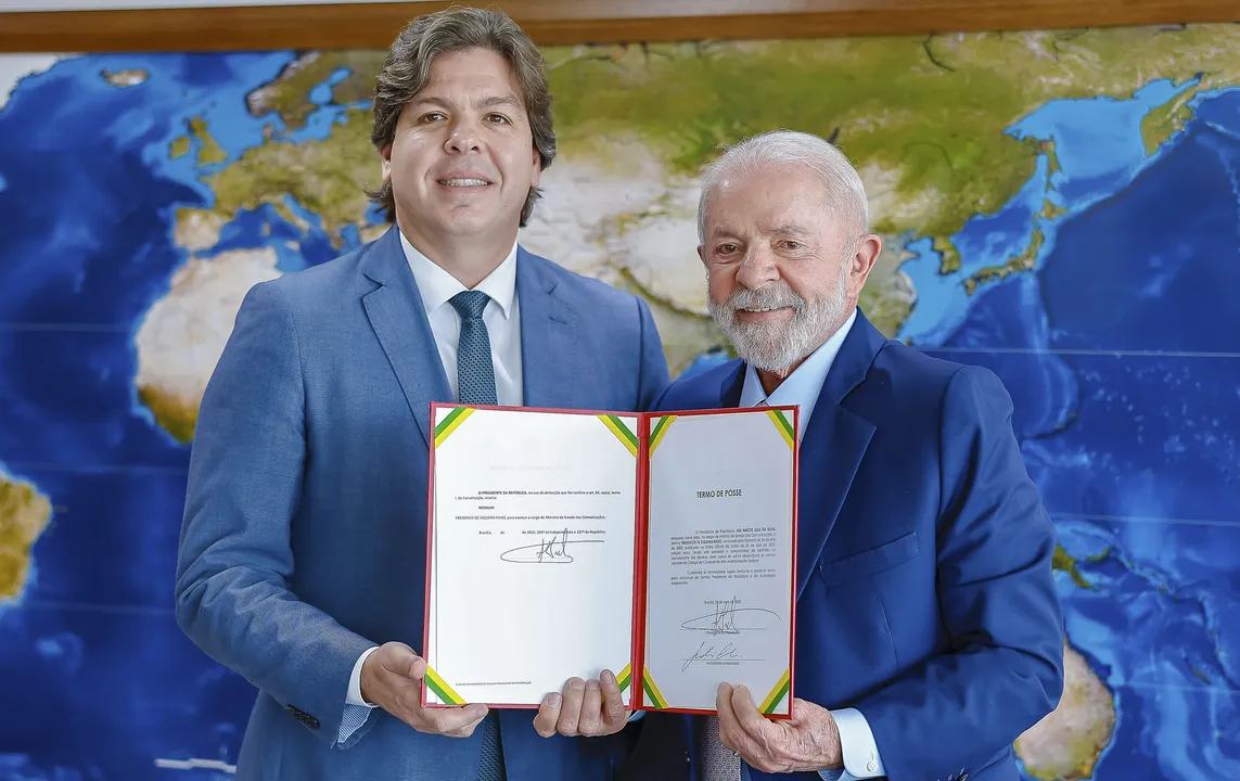 Lula ao lado do novo ministro das Comunicações