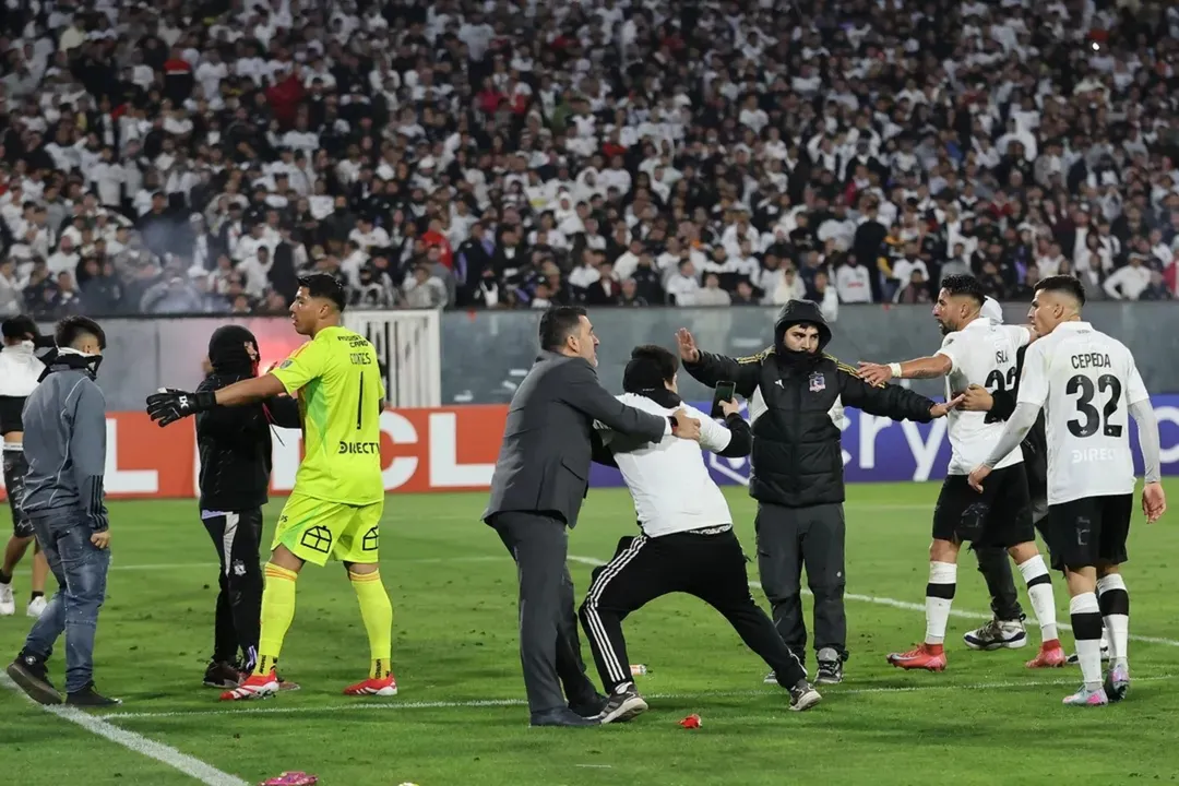 Colo-Colo é punido por confusão e mortes no jogo contra o Fortaleza no Estádio Monumental de Santiago