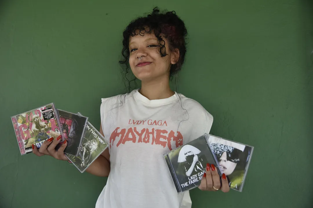 Juliana Souza possui a discografia completa da artista norte-americana Lady Gaga