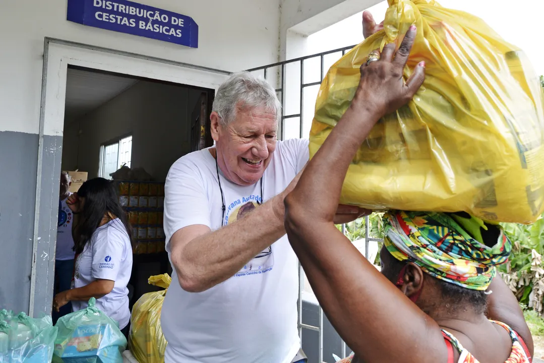 Distribuição de cesta básica na Mansão do Caminho