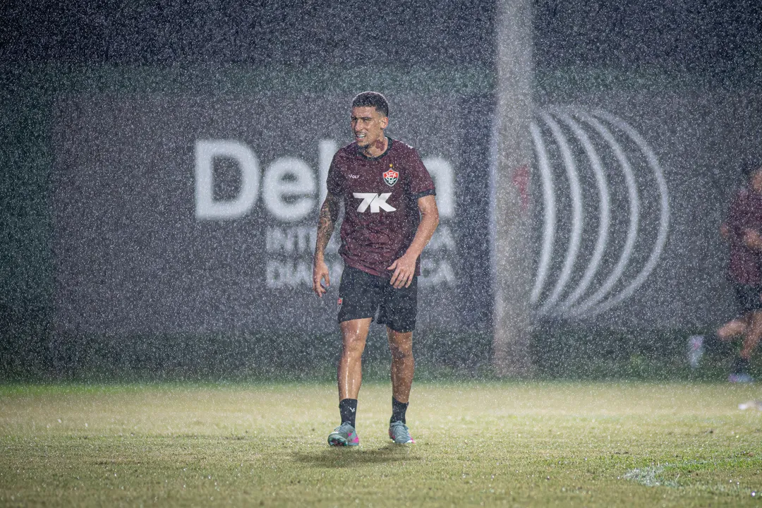 Gabriel Baralhas encara chuva durante treino no CT Manoel Pontes Tanajura