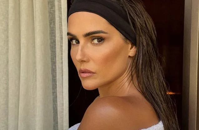 Deborah Secco exibe novo visual após transplante de sobrancelha