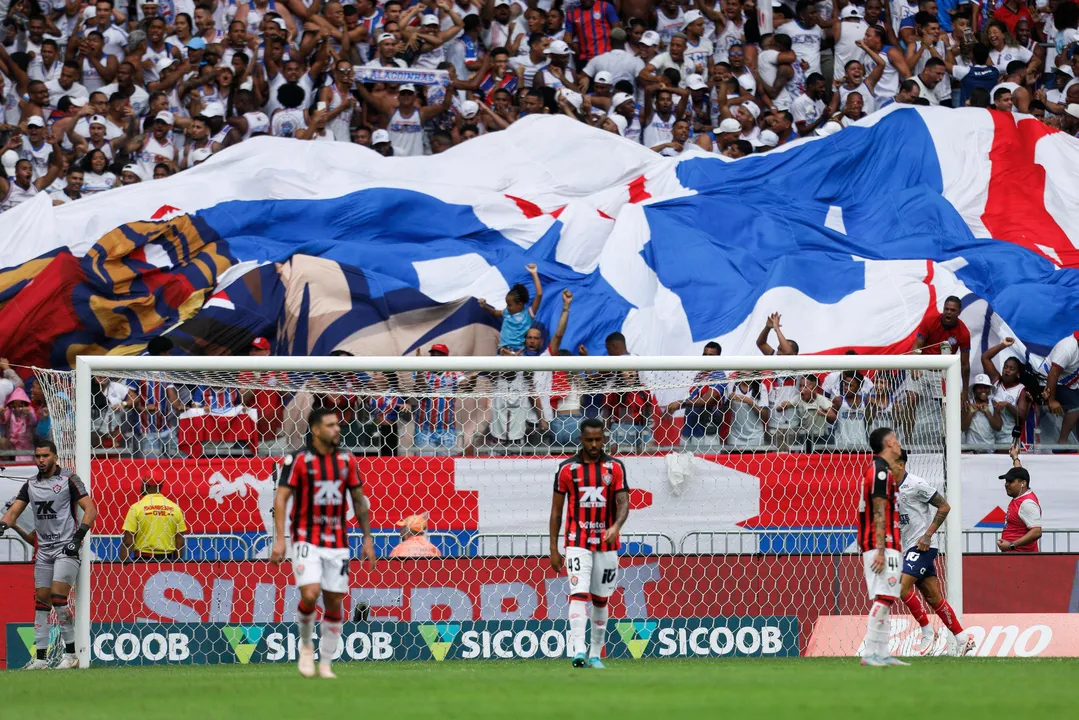Jogadores do Vitória lamentam gol sofrido no clássico