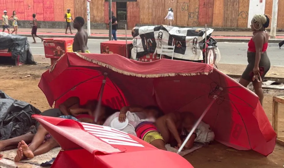 Vendedores de bebidas descansam entre um turno e outro do Carnaval de Salvador