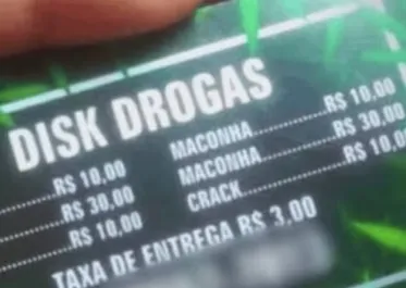 Os preços variam entre R$ 10 e R$ 30 para a maconha, enquanto o crack custa R$ 10