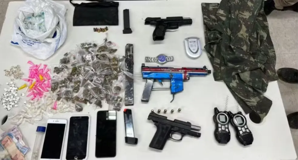 Na ação, foram apreendidas uma submetralhadora e um fardamento do exército
