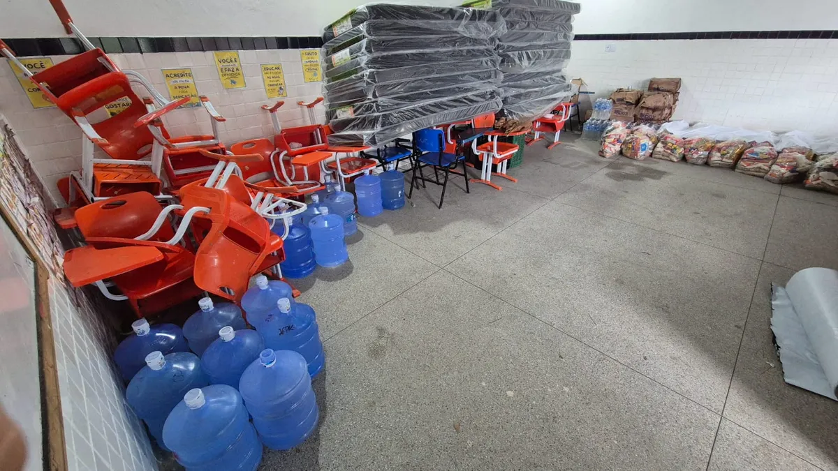 Na escola municipal Stella Mutti, colchões, alimentos e água são distribuídos para as famílias atingidas pela chuva