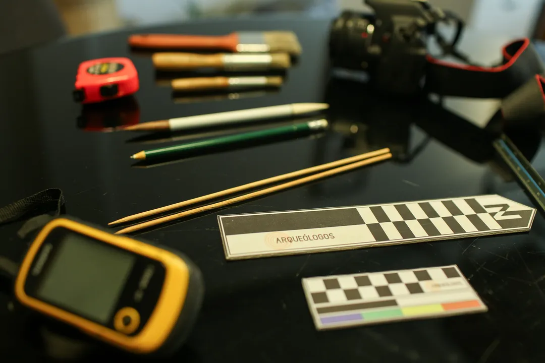 Equipamentos serão utilizados por equipe de profissionais para realização do trabalho de escavação no local