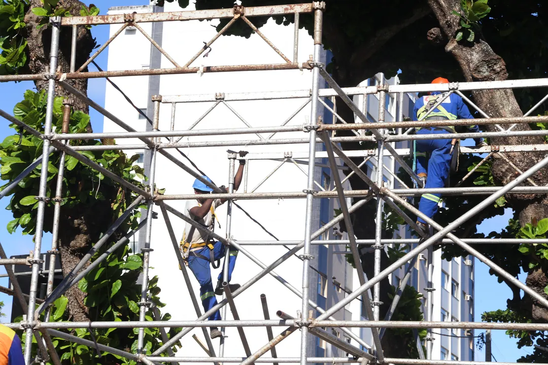 Estruturas sendo desmontadas no bairro de Ondina