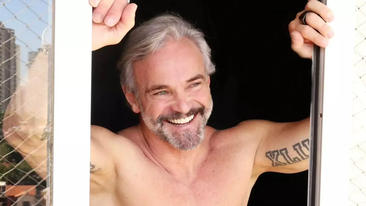 O ator compartilhou uma foto pelado