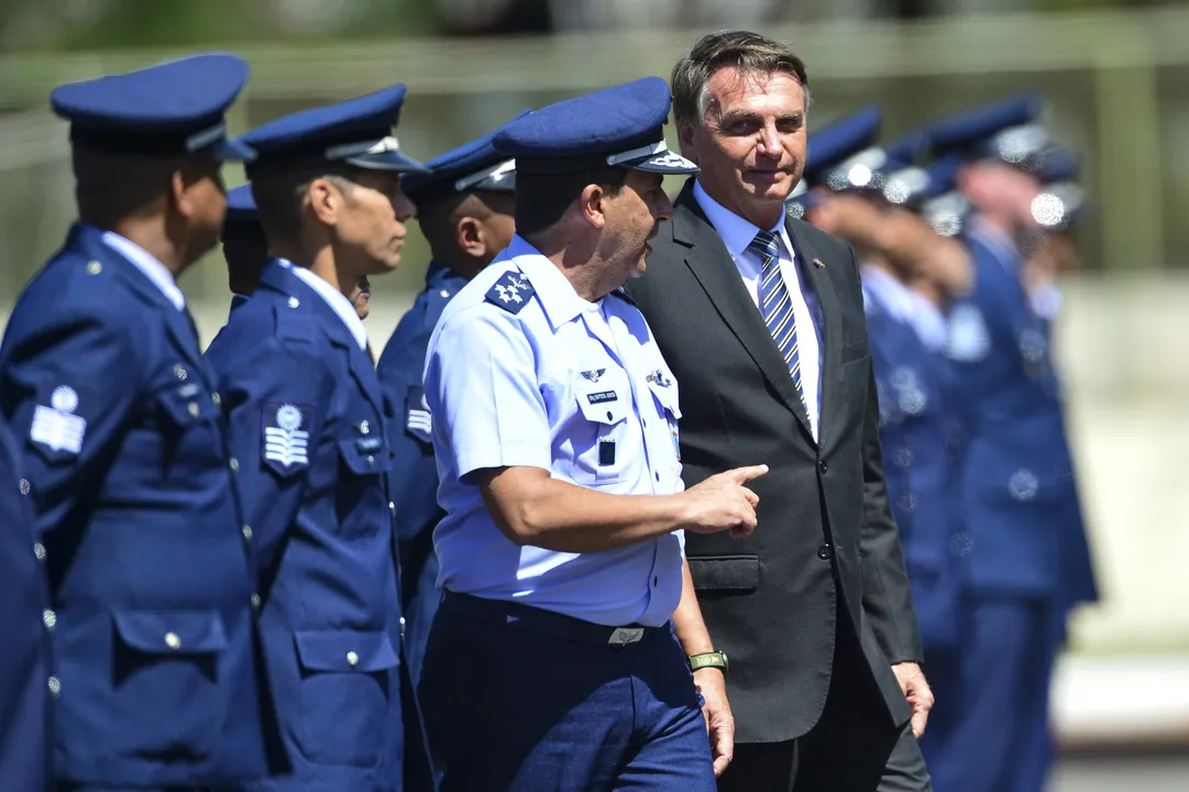 O comandante da FAB, Carlos de Almeida Baptista Júnior, e o ex-presidente Jair Bolsonaro durante a cerimônia militar.