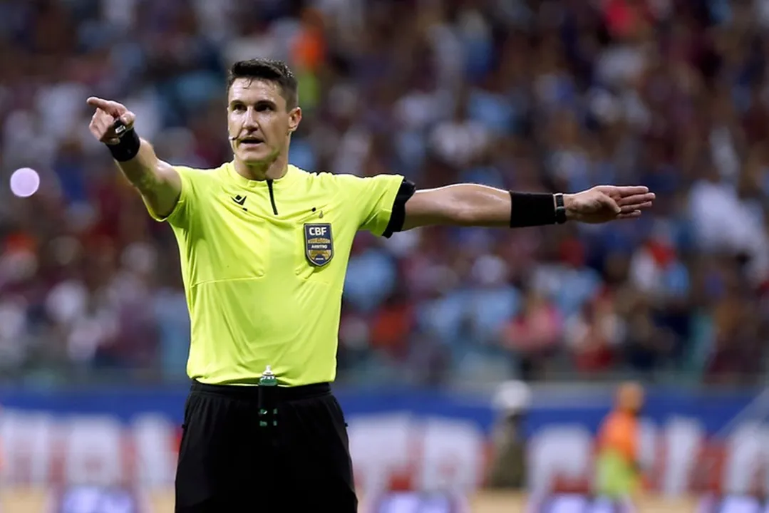 Rafael Rodrigo Klein apita o clássico Ba-Vi pelo jogo de ida da final do Campeonato Baiano