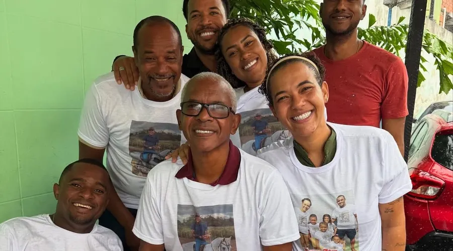 Família de Franklin Reis fez camisas para recebê-lo em casa