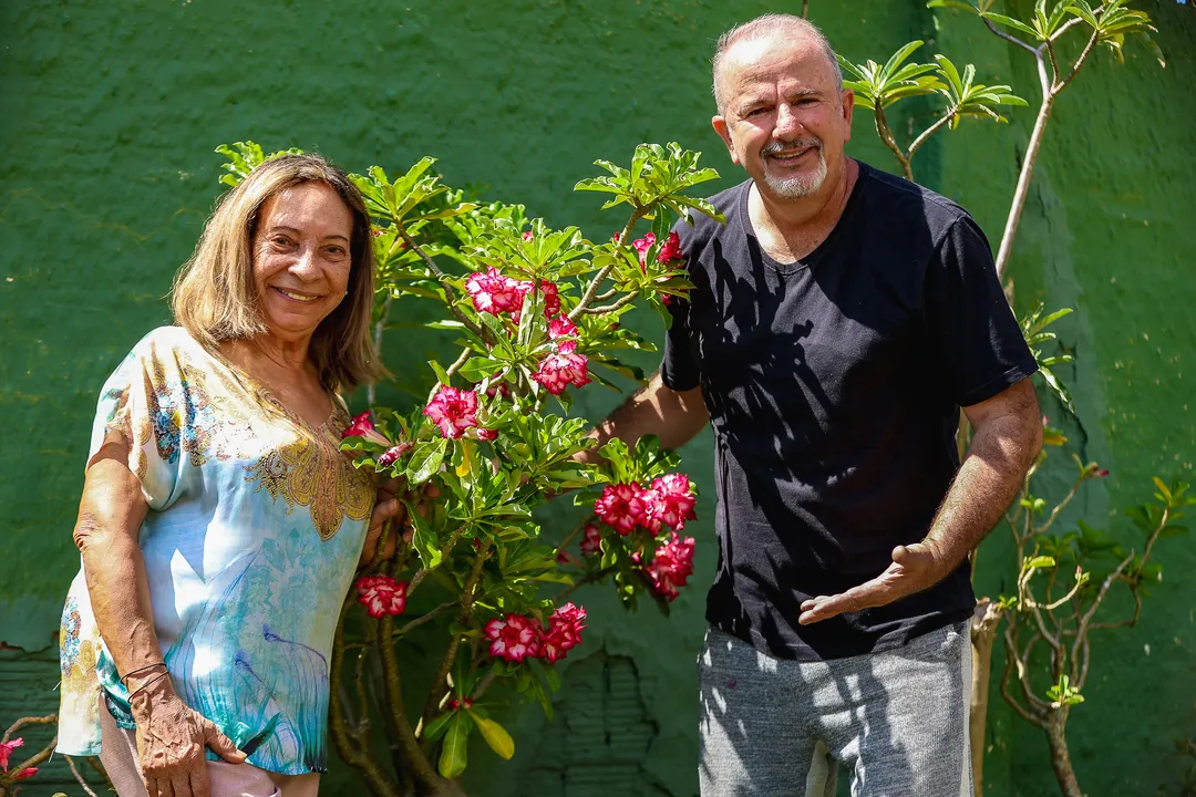 Valmor Terres e sua sogra, Alda Oliveira no jardim de casa