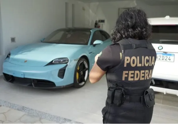 Carros de luxo foram apreendidos durante a Operação Sem Desconto