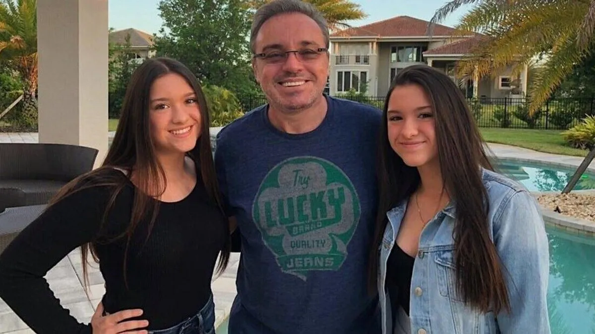 Gugue sua filhas gêmeas