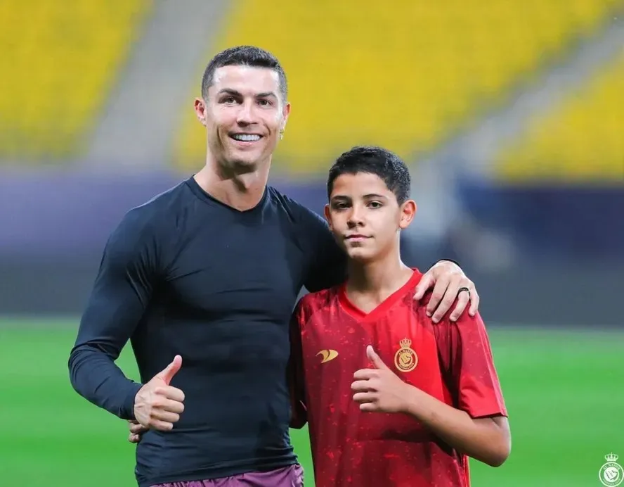 Cristiano Ronaldo ao lado do filho Cristiano Júnior de 14 anos
