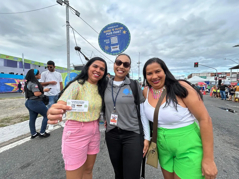 Foliãs tiram foto com pesquisadora da ouvidoria da SSP. Público da micareta aprovou a segurança.
