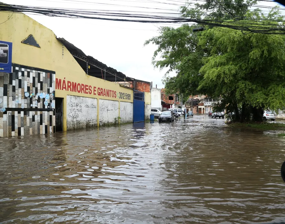 Estragos da chuva no bairro São Cristóvão, em Salvador, na última sexta-feira, 2