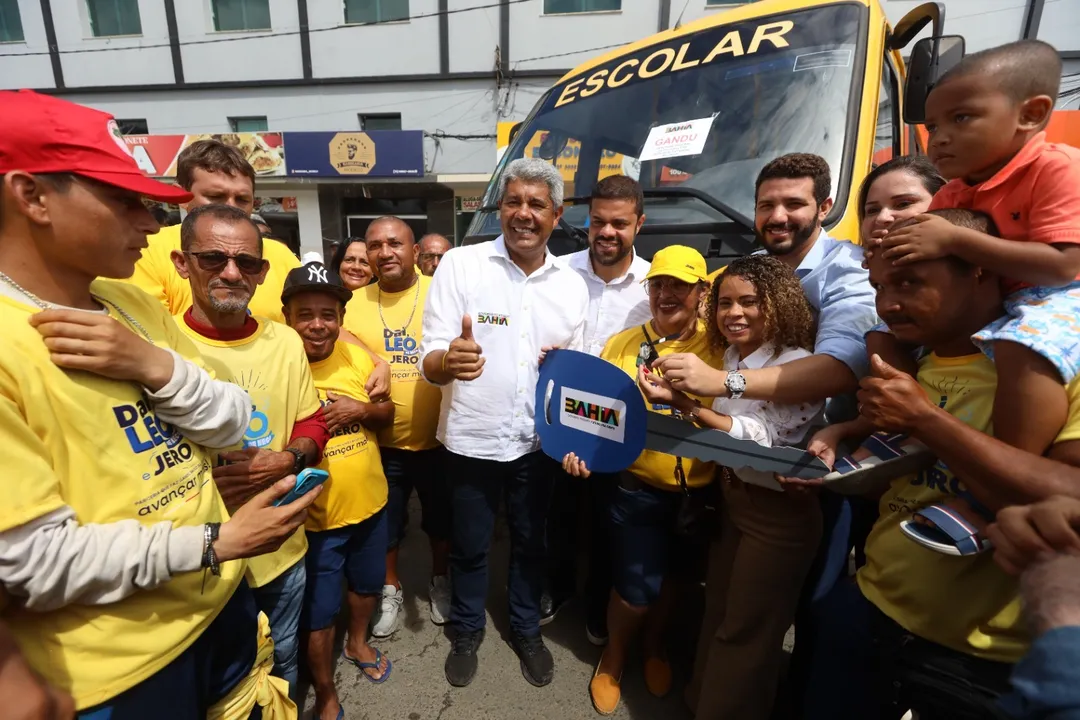 Ônibus escolar rural fez parte do pacote de entregas do Governo do Estado em Gandu