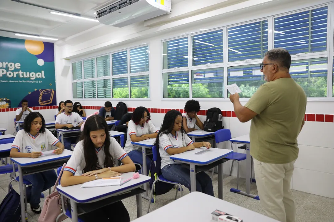 Governo da Bahia publica lista de 800 professores convocados