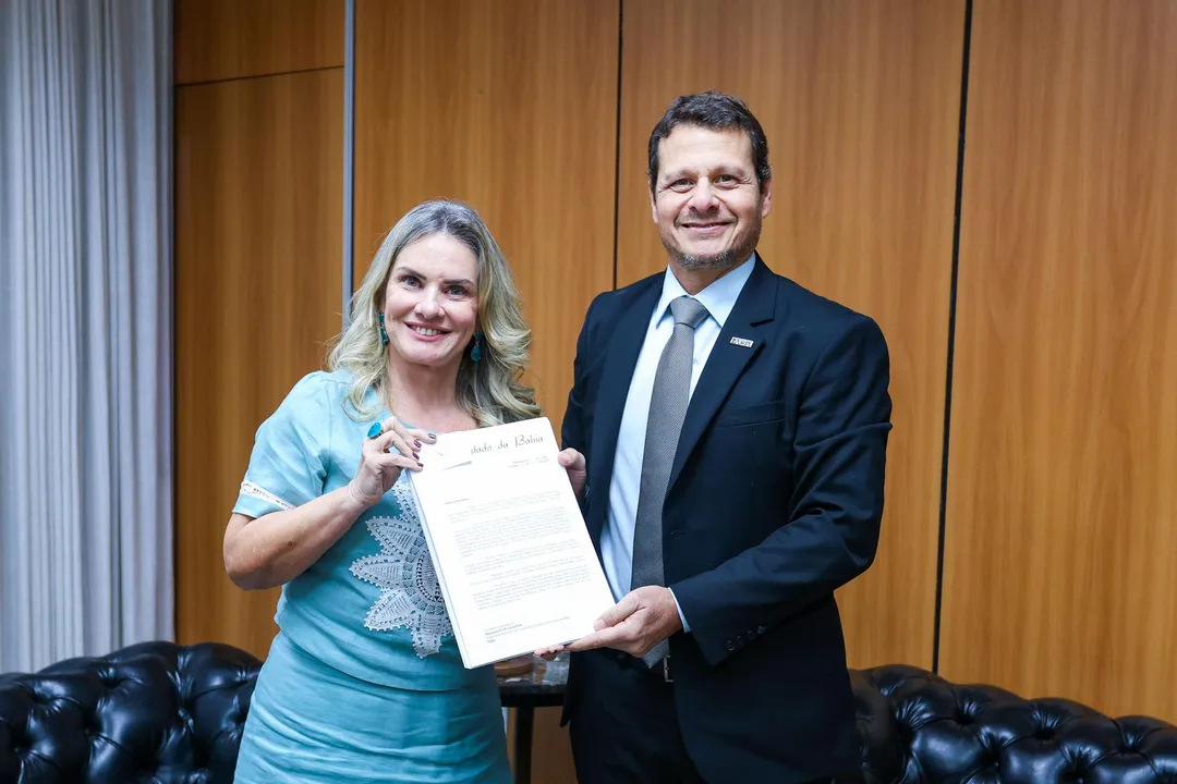 Ivana Bastos e o secretário Cláudio Peixoto
