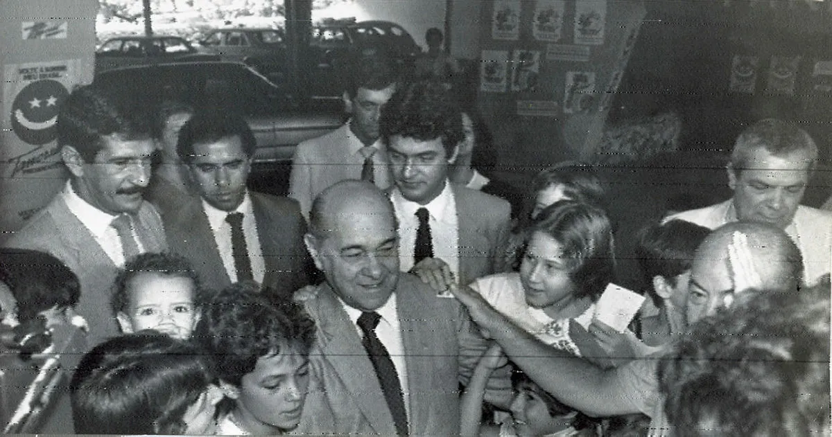 Tancredo cercado por crianças após ser eleito presidente