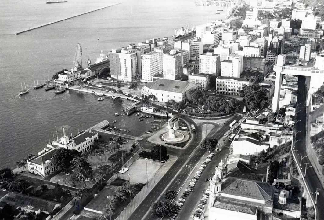 Vista aérea de Salvador mostra a região do Comércio e Elevador Lacerda