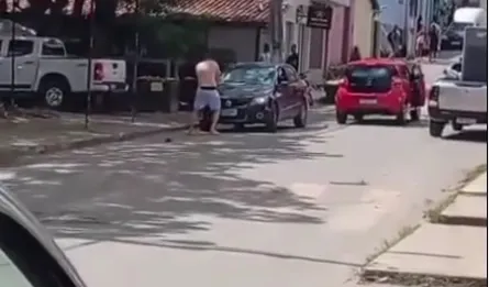 Carro de agente de trânsito ficou bastante destruído