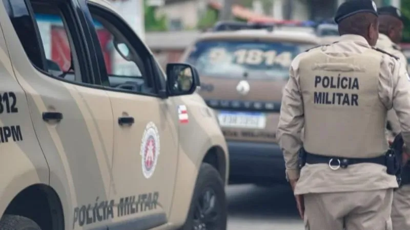 Foram encontradas porções de maconha, duas pistolas e munições