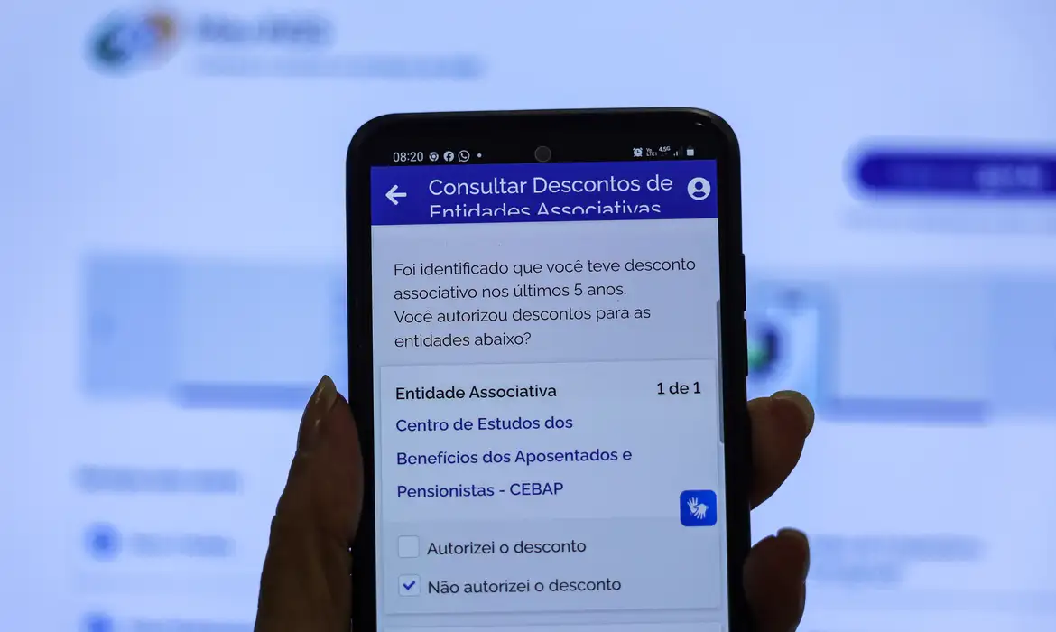 O pedido deve ser feito pelo aplicativo Meu INSS, pelo site ou pelo telefone 135