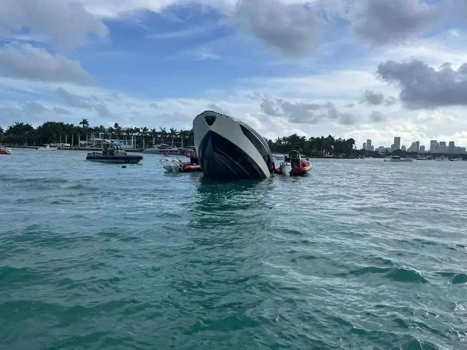 Tripulantes ficaram na parte superior do barco com coletes salva-vidas