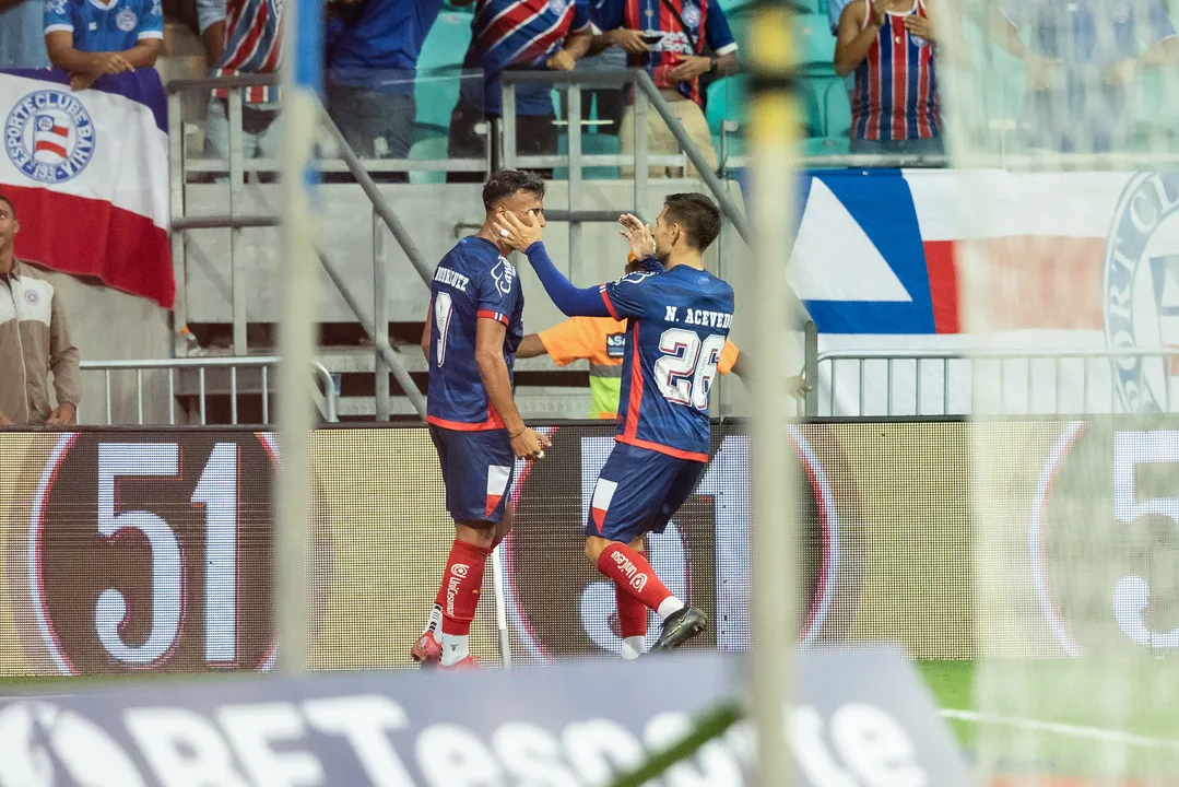 Lucho Rodríguez comemora com Acevedo gol contra o Ceará