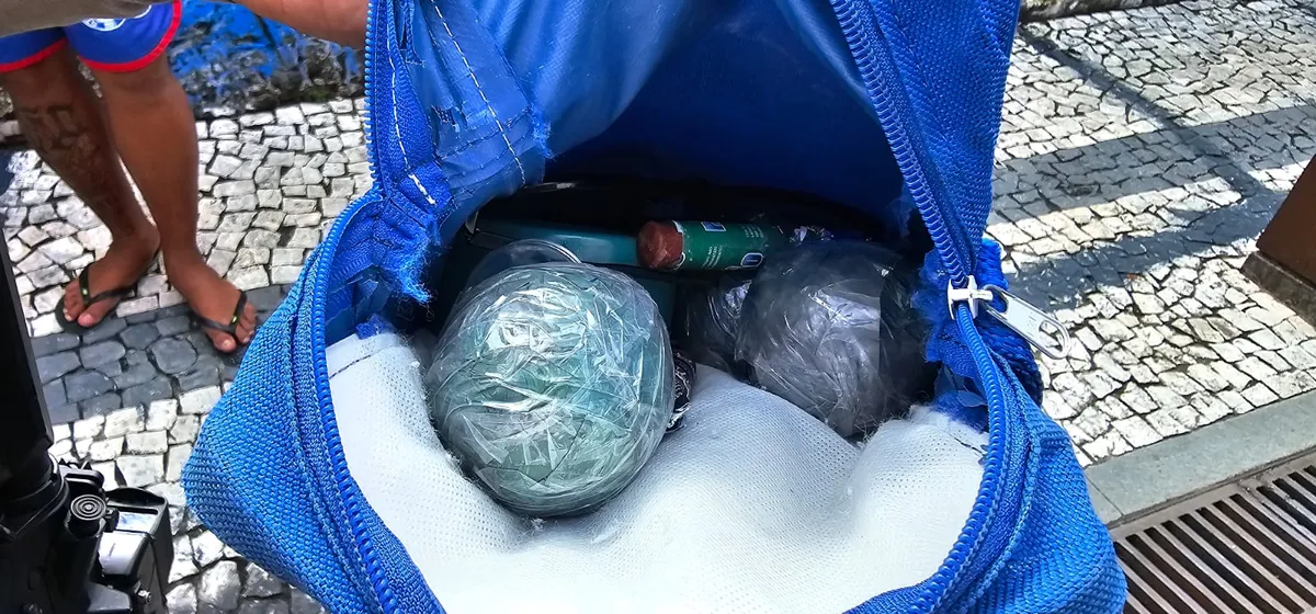 Agentes encontraram mochila com bombas caseiras neste domingo, 18