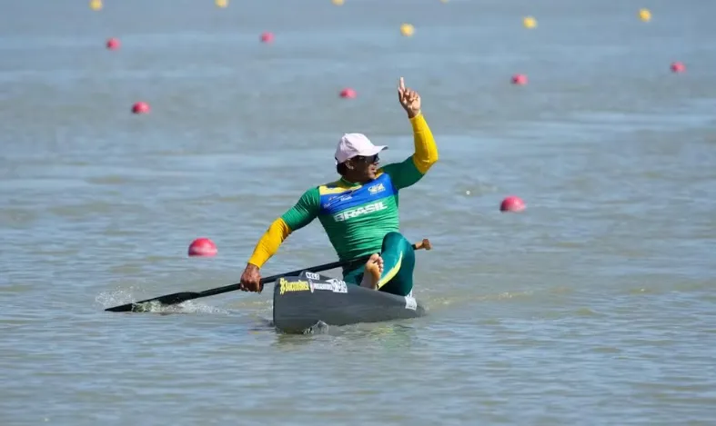 Isaias celebrando o ouro